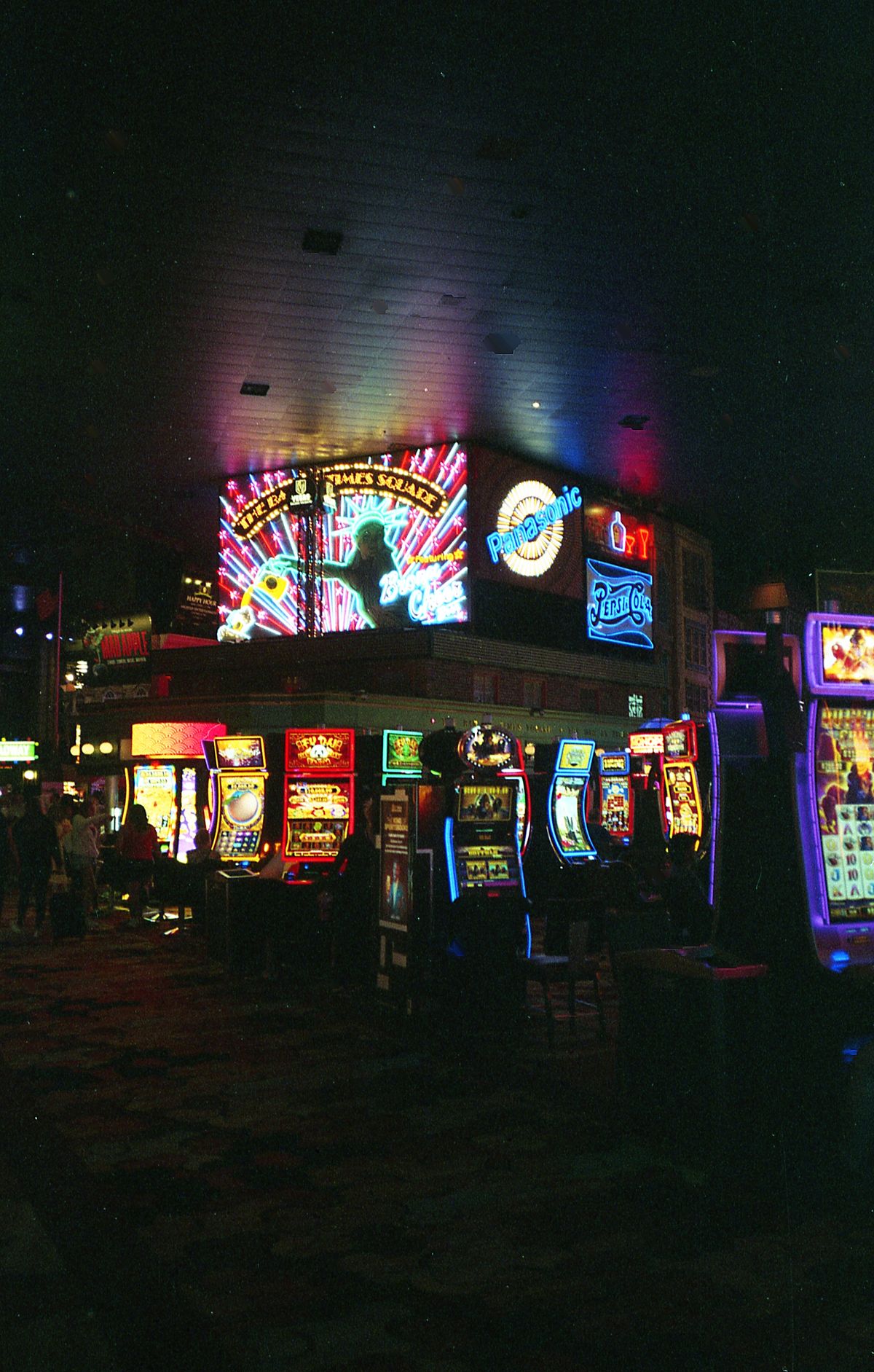 Sảnh máy Slot với màn hình và đèn trò chơi