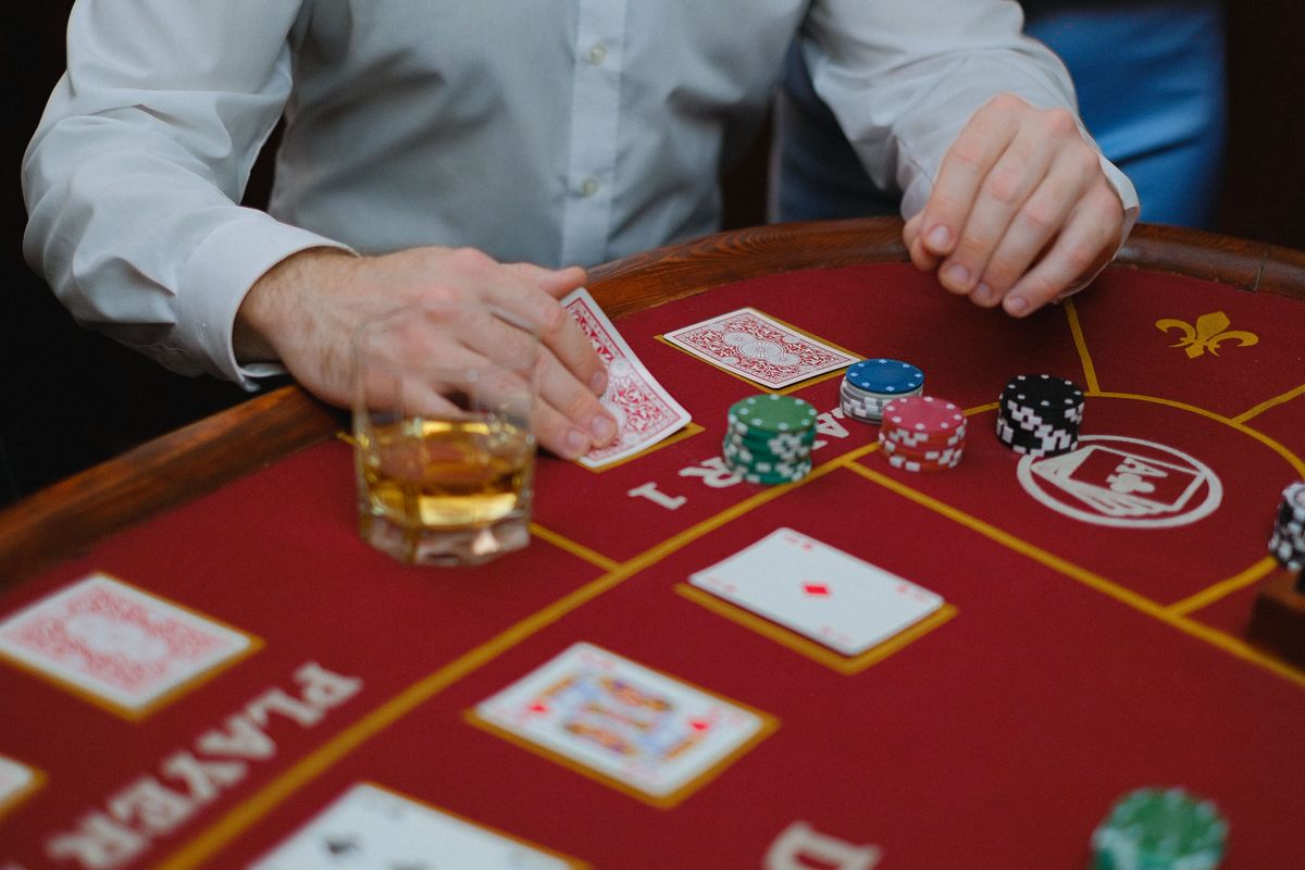Bàn casino trực tiếp với bài và chip