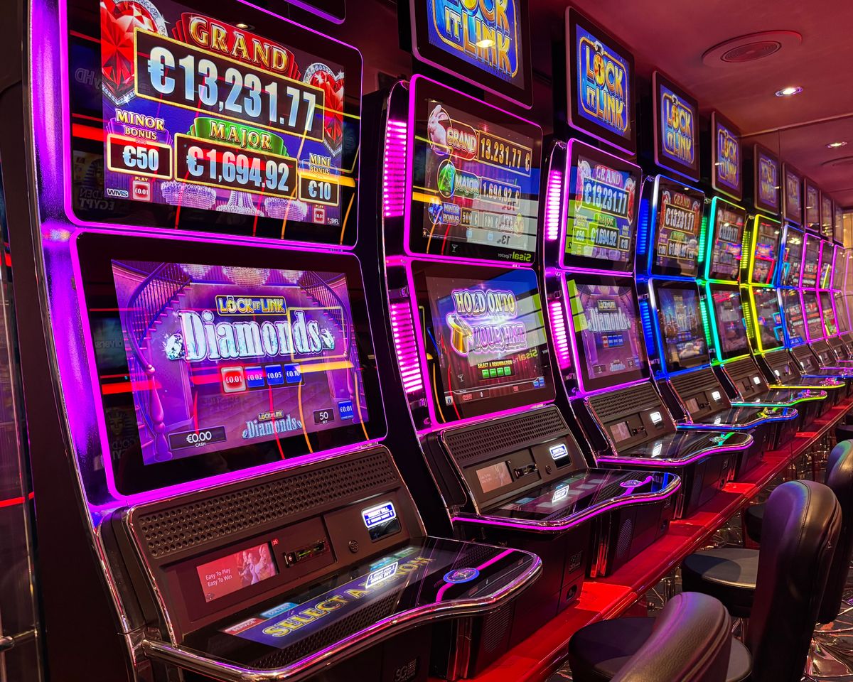 Dãy máy Slot rực sáng trong sảnh giải trí