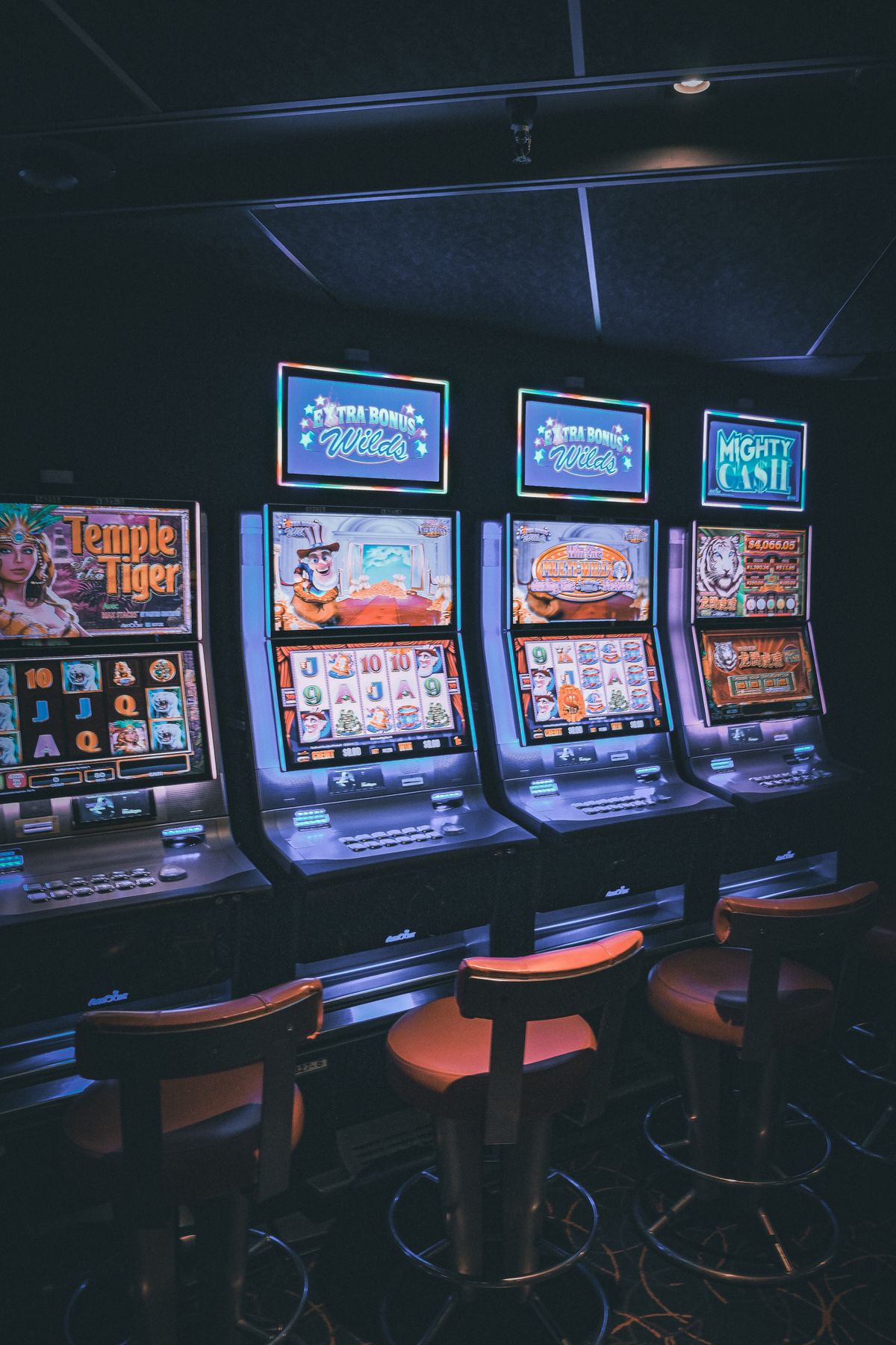Hàng máy Slot sáng đèn trong sảnh casino